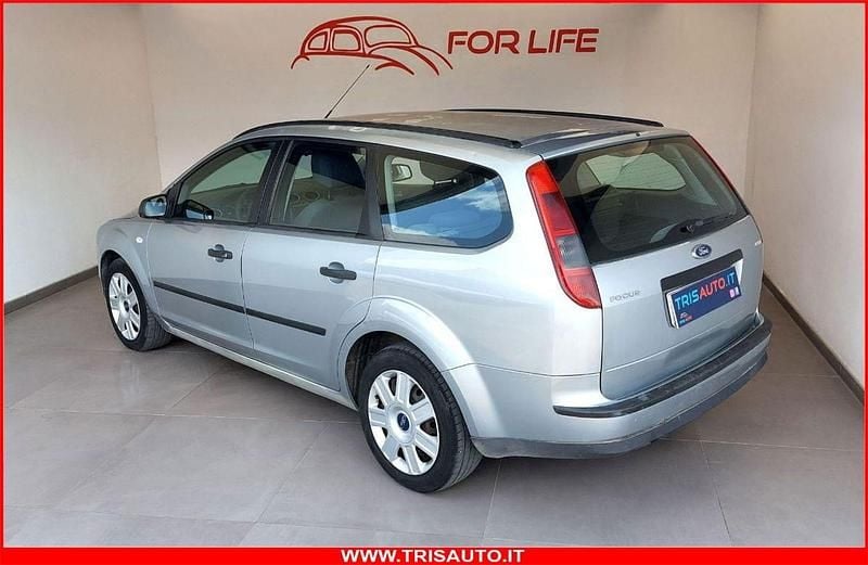 Begagnad Ford Focus 91 HK (66 kW) 2005 Grå Kombi