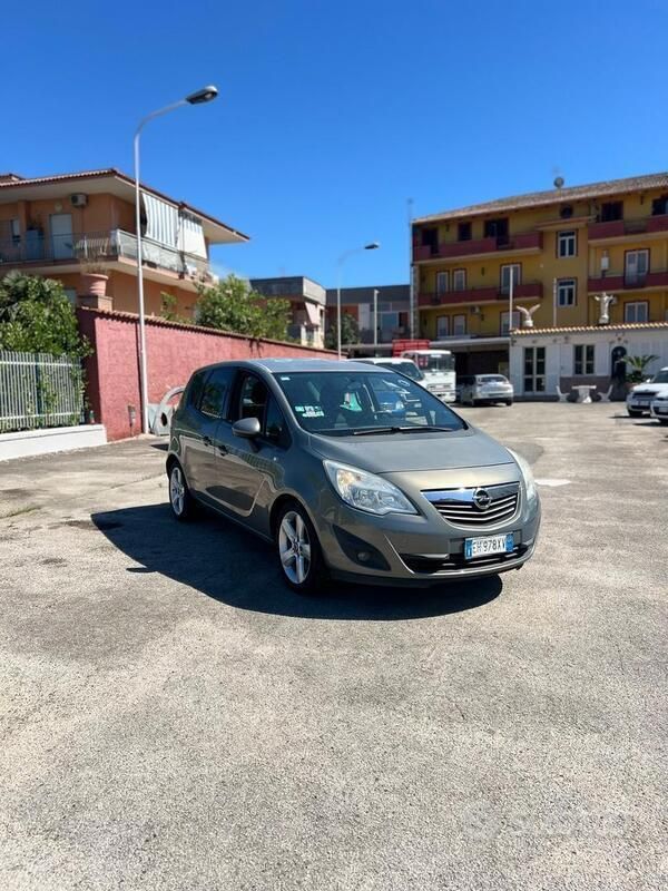 Usata Opel Meriva 110 CV (80 kW) 2011 Oro Monovolume