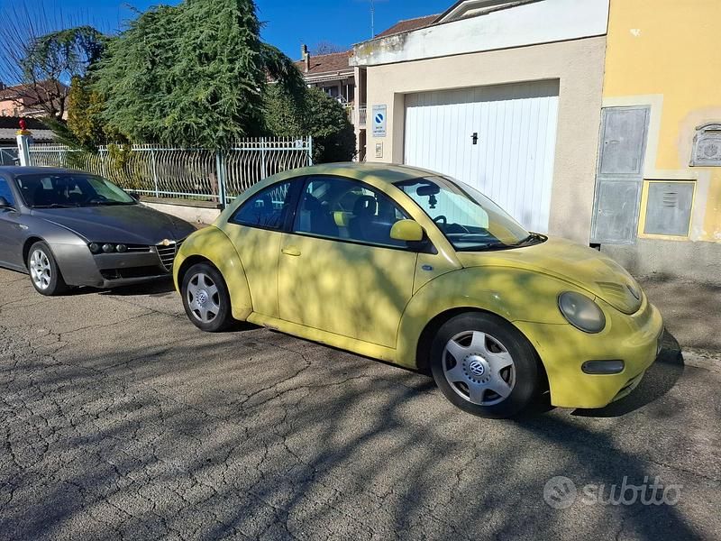 Begagnad VW New Beetle 90 HK (66 kW) 1999 Gul Halvkombi