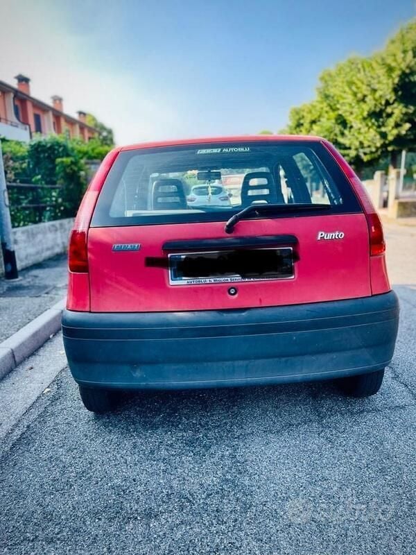 Usata Fiat Punto 60 CV (44 kW) 1999 Rosso Utilitaria