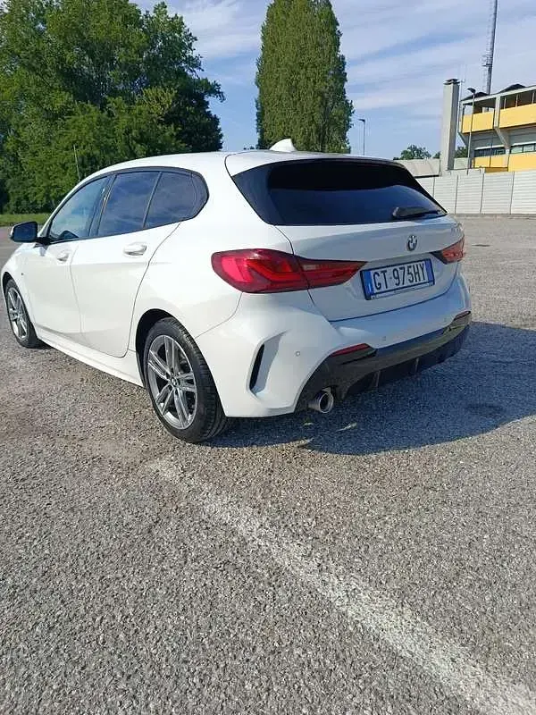 Usata BMW 118 M Sport 136 CV (100 kW) 2021 Bianco Utilitaria