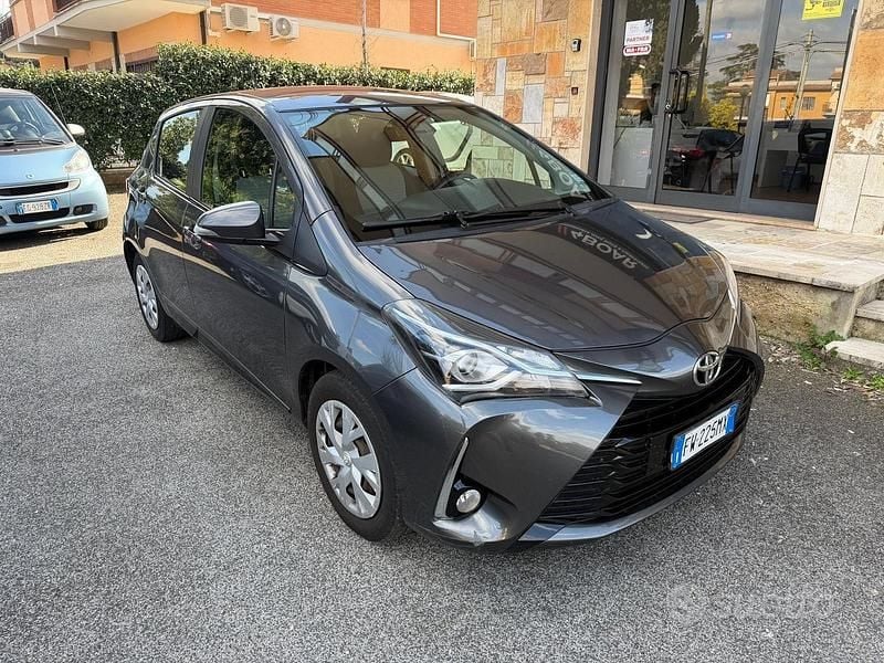 Usata Toyota Yaris Lounge 72 CV (52 kW) 2019 Grigio Utilitaria