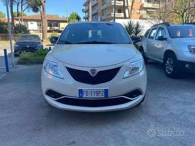Usata Lancia Ypsilon Gold 69 CV (50 kW) 2016 Avorio chic Utilitaria