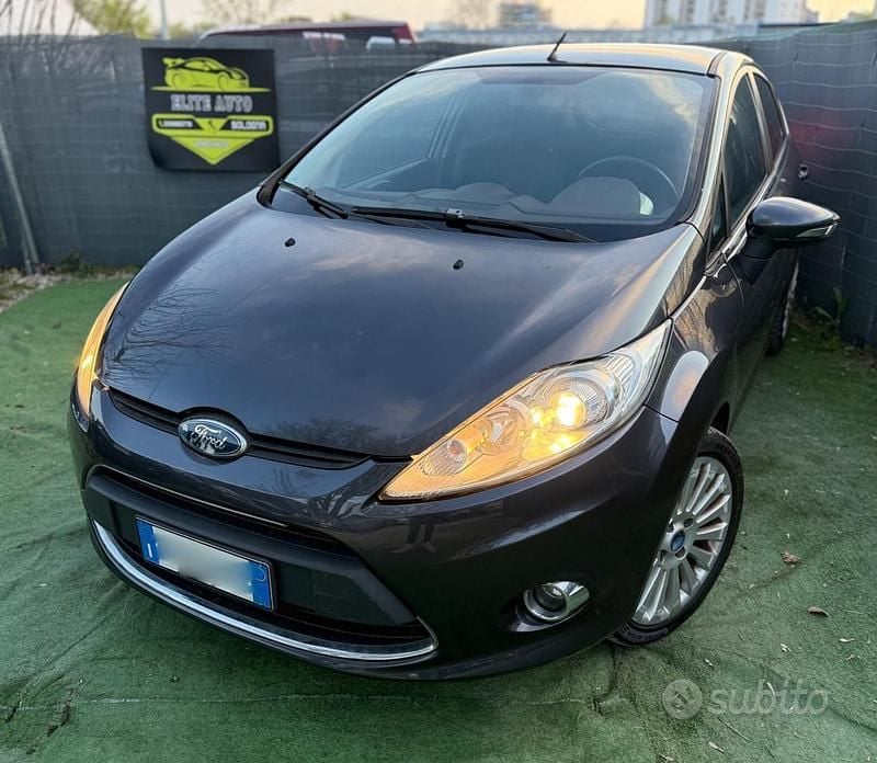 Usata Ford Fiesta Titanium 95 CV (69 kW) 2010 Grigio Utilitaria