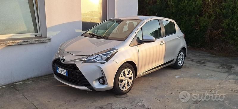 Usata Toyota Yaris 69 CV (50 kW) 2017 Grigio Utilitaria