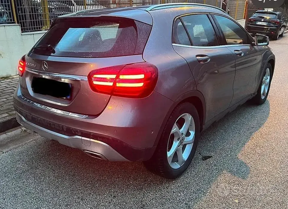 Usata Mercedes GLA200 136 CV (100 kW) 2019 Grigio SUV