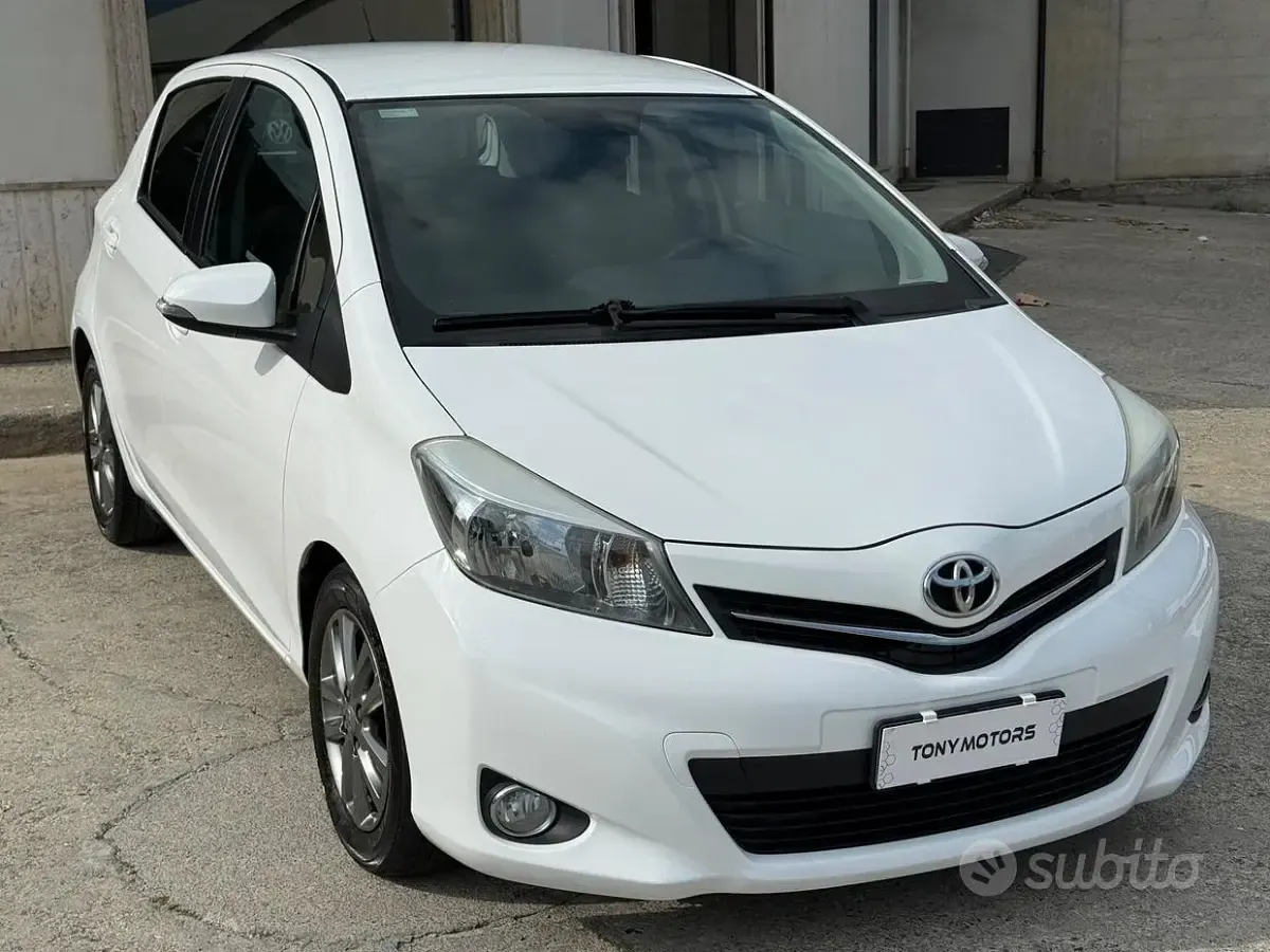 Usata Toyota Yaris Lounge 90 CV (66 kW) 2014 Bianco Utilitaria