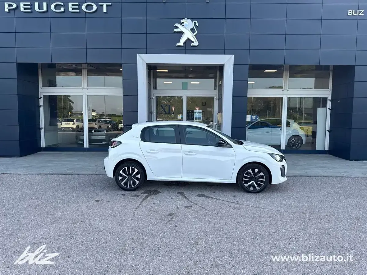 Nuova Peugeot 208 Style 110 CV (80 kW) 2026 Bianco okenite Utilitaria