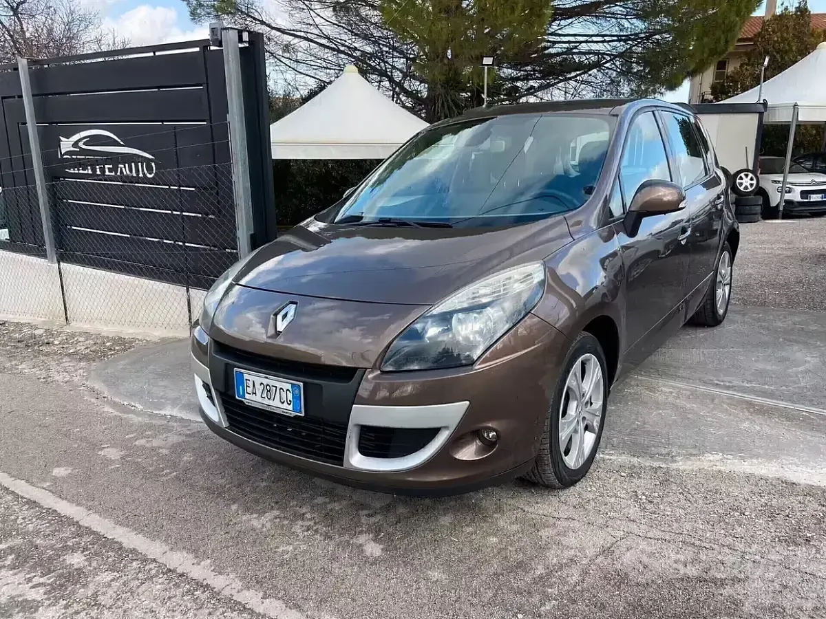 Usata Renault Scenic E-Tech Luxe 110 CV (80 kW) 2010 Marrone Monovolume
