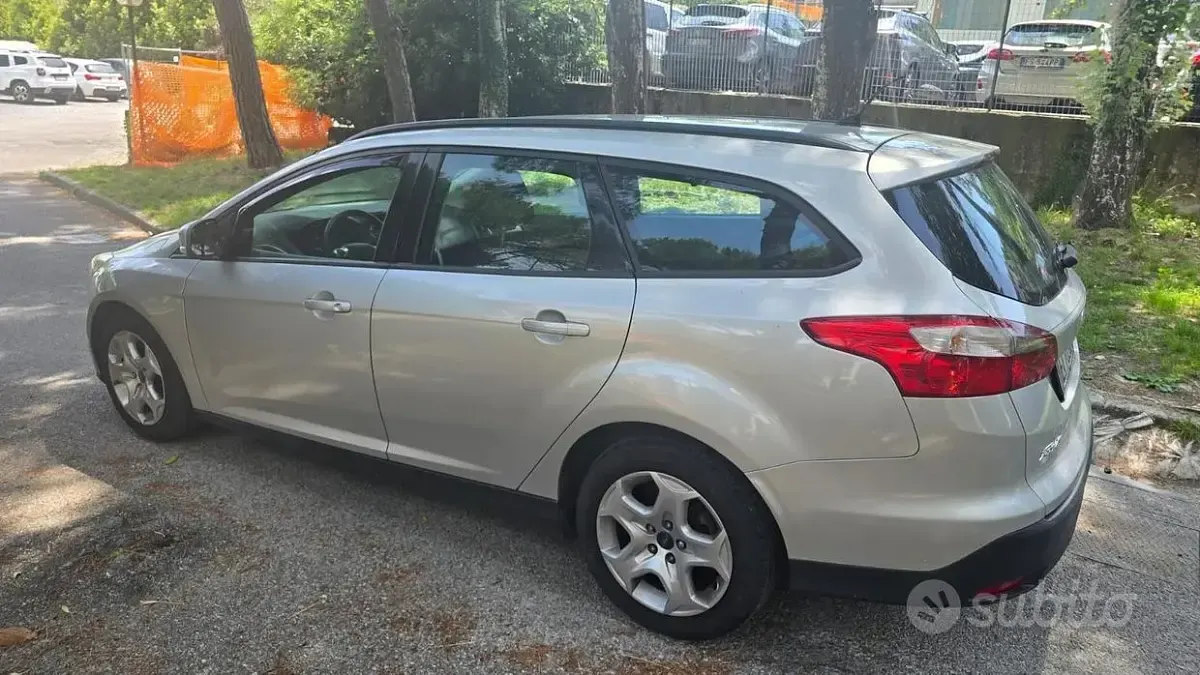 Usata Ford Focus Individual 116 CV (85 kW) 2014 Grigio Station wagon