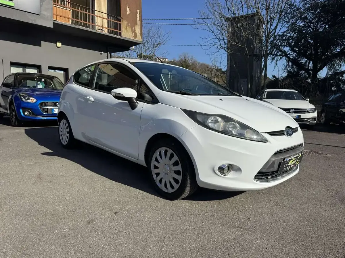 Usata Ford Fiesta 60 CV (44 kW) 2011 Bianco Berlina