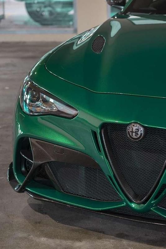 Usata Alfa Romeo Giulia 540 CV (397 kW) 2021 Verde montreal Berlina