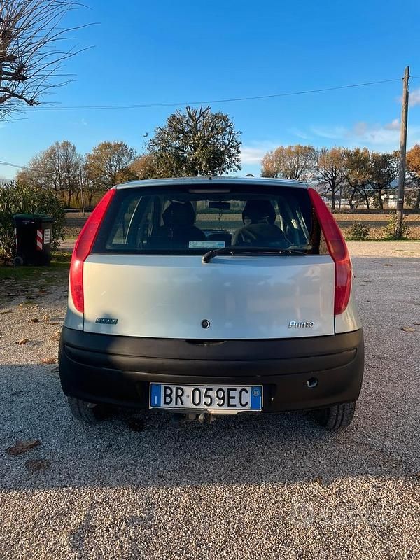 Usata Fiat Punto 80 CV (58 kW) 2005 Blu Berlina