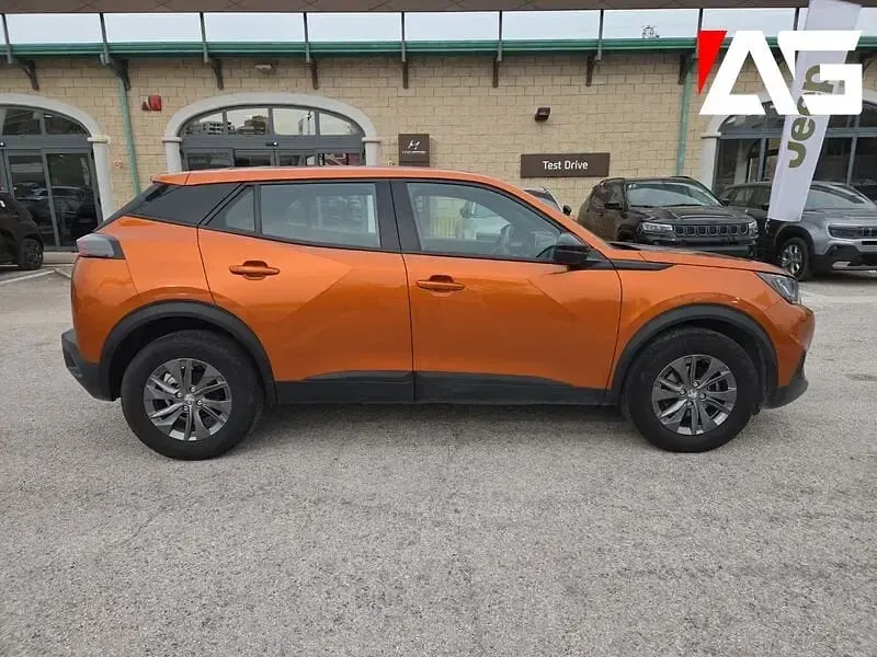 Usata Peugeot 2008 Active 102 CV (75 kW) 2023 Arancione SUV