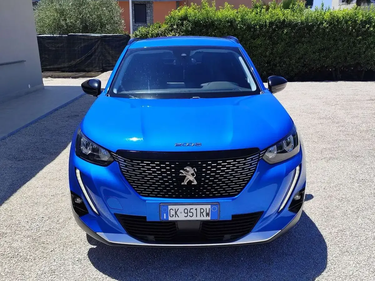 Usata Peugeot 2008 Allure 131 CV (96 kW) 2022 Blu/azzurro SUV