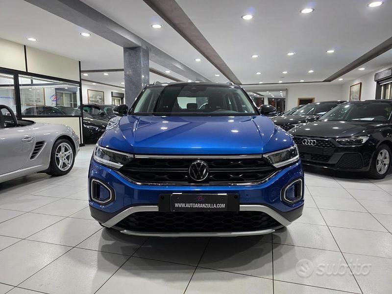 Usata VW T-Roc Life 116 CV (85 kW) 2023 Blu SUV