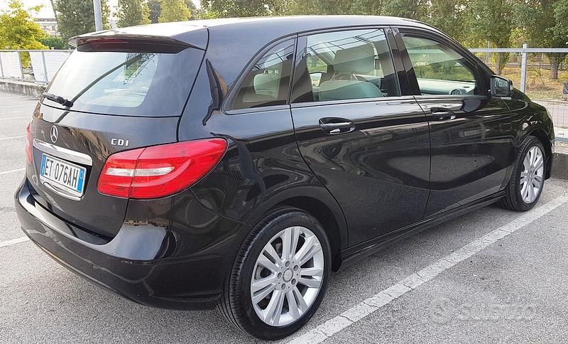 Käytetty Mercedes B160 90 HP (66 kW) 2013 Musta Tila-auto