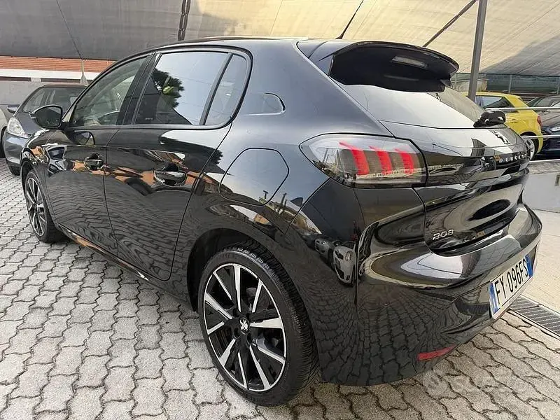 Usata Peugeot 208 GT-line 101 CV (74 kW) 2020 Nero Utilitaria
