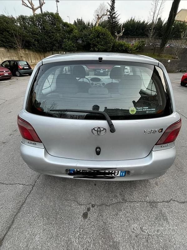 Usata Toyota Yaris 2001 Grigio Utilitaria