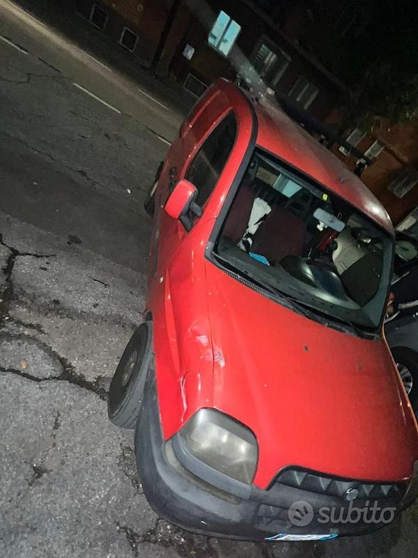 Usata Fiat Doblò 101 CV (74 kW) 2002 Rosso Monovolume