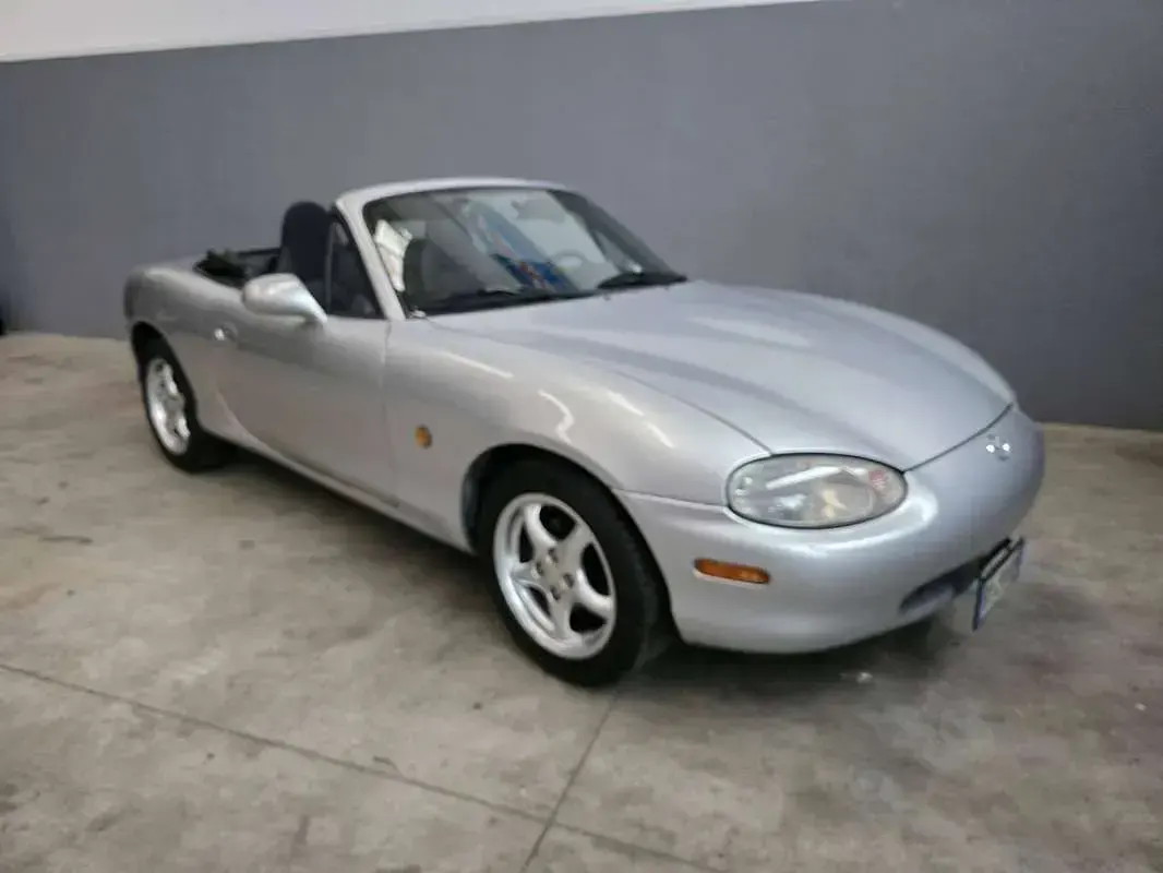 Usata Mazda MX5 110 CV (80 kW) 2001 Grigio Cabrio
