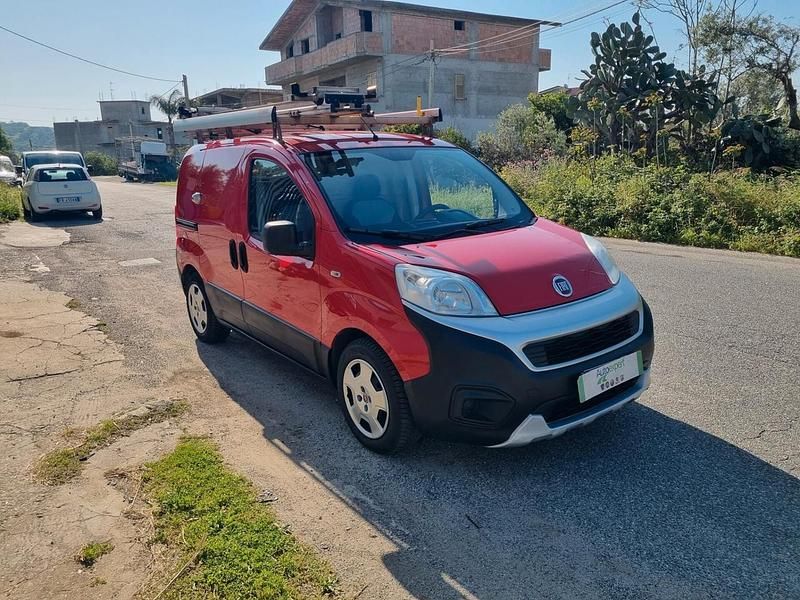 Begagnad Fiat Fiorino 95 HK (69 kW) 2016 Röd Minibuss