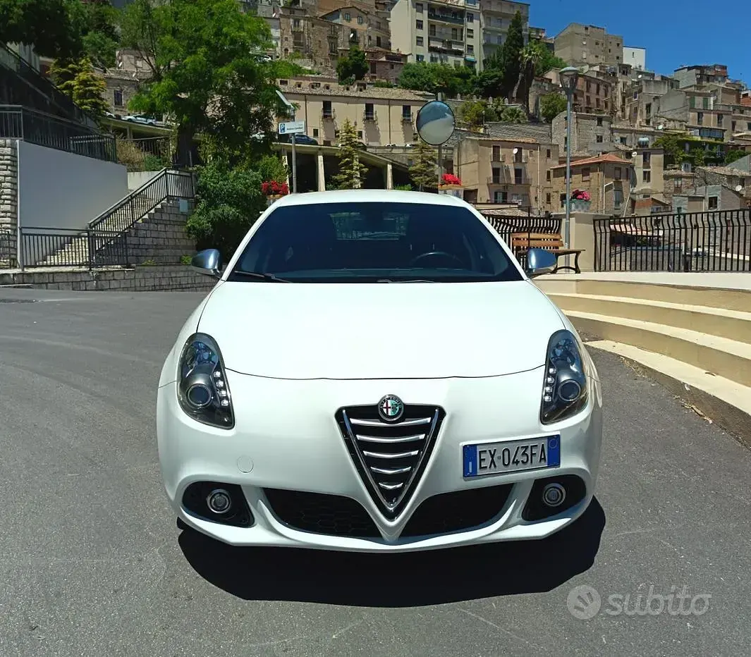Usata Alfa Romeo Giulietta Distinctive 105 CV (77 kW) 2014 Bianco Utilitaria
