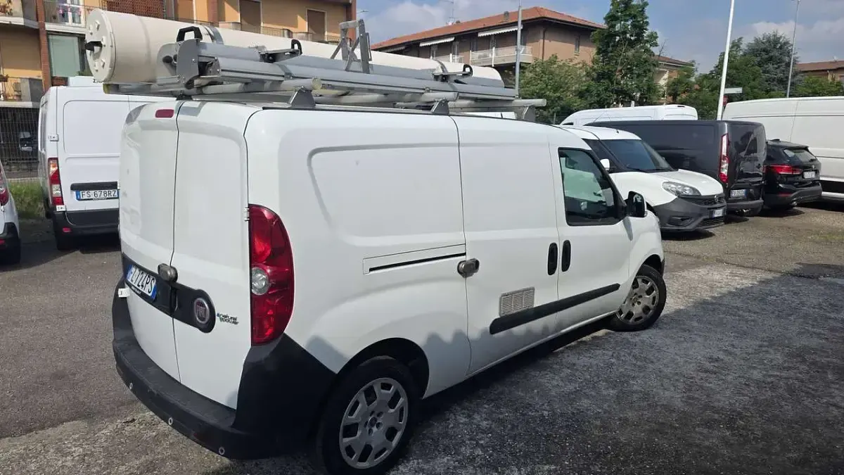 Usata Fiat Doblò 120 CV (88 kW) 2019 Bianco / pastello Monovolume