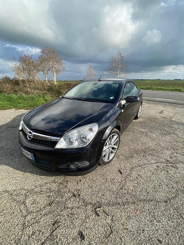 Usata Opel Astra Cabriolet Cosmo 150 CV (110 kW) 2007 Nero Cabrio