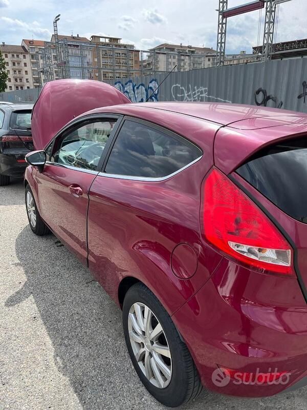 Usata Ford Fiesta Titanium 96 CV (70 kW) 2009 Rosso Utilitaria