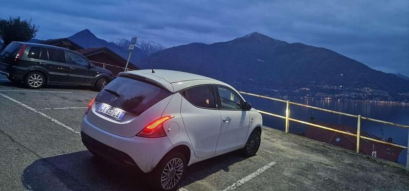 Usata Lancia Ypsilon Silver 80 CV (58 kW) 2013 Bianco Utilitaria