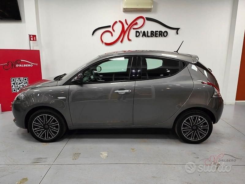 Usata Lancia Ypsilon Gold 70 CV (51 kW) 2023 Grigio Utilitaria
