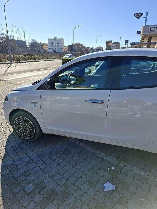 Usata Lancia Ypsilon Gold 69 CV (50 kW) 2023 Bianco Utilitaria