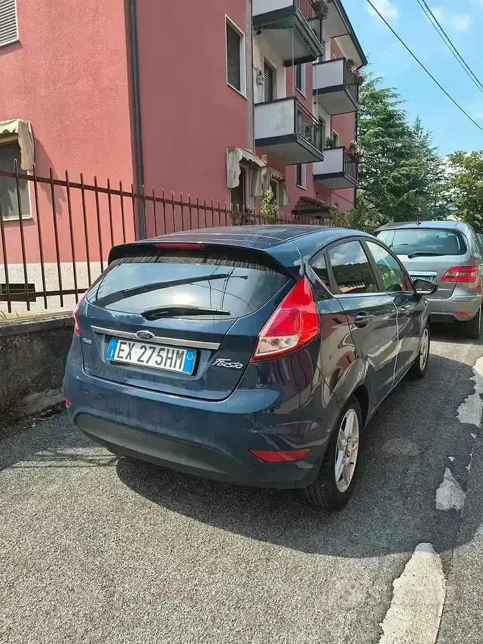 Usata Ford Fiesta 100 CV (73 kW) 2014 Bluazzurro Utilitaria