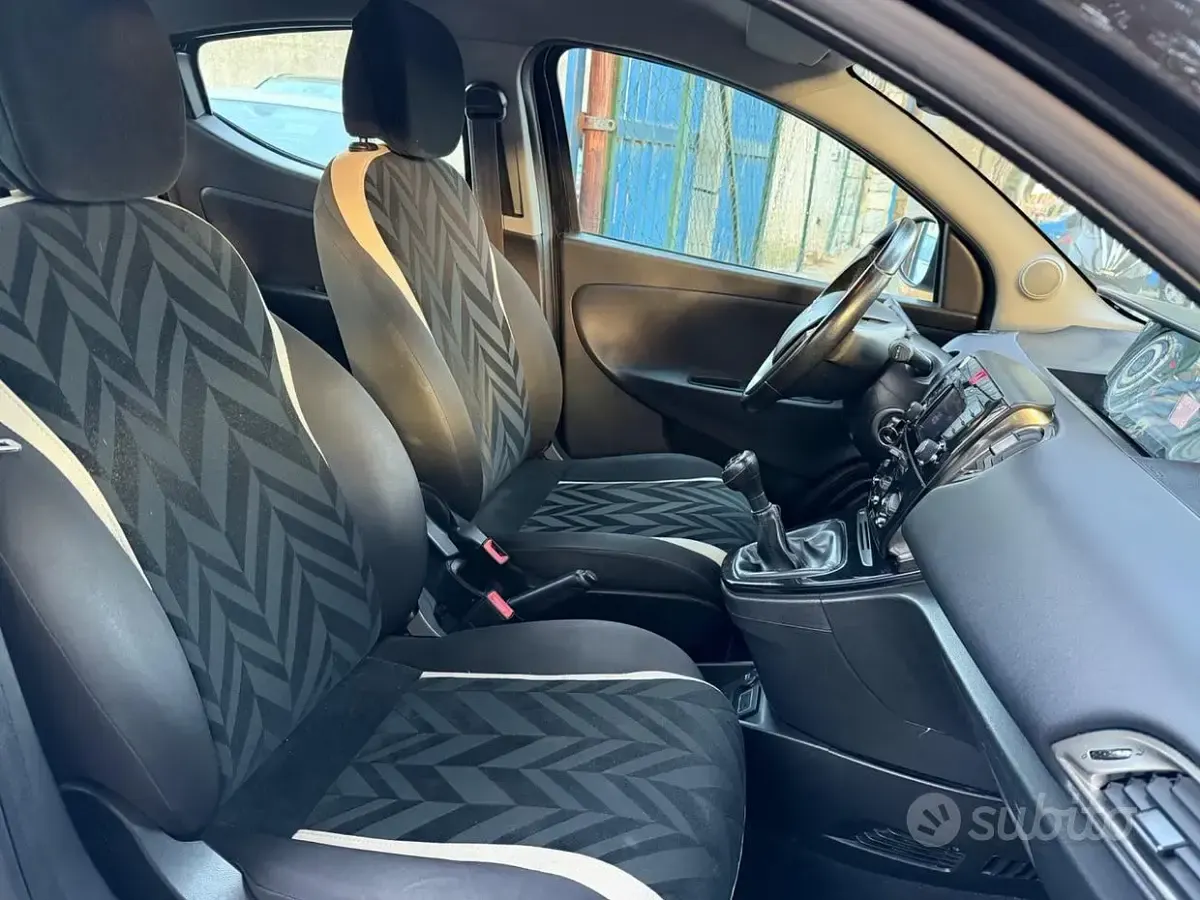 Usata Lancia Ypsilon Gold 95 CV (69 kW) 2017 Nero Utilitaria