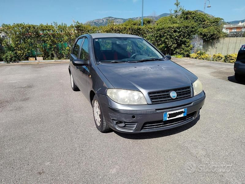 Usata Fiat Punto Dynamic 69 CV (50 kW) 2004 Grigio Utilitaria
