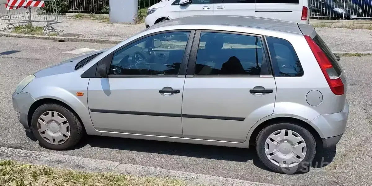 Usata Ford Fiesta 75 CV (55 kW) 2004 Grigio Utilitaria