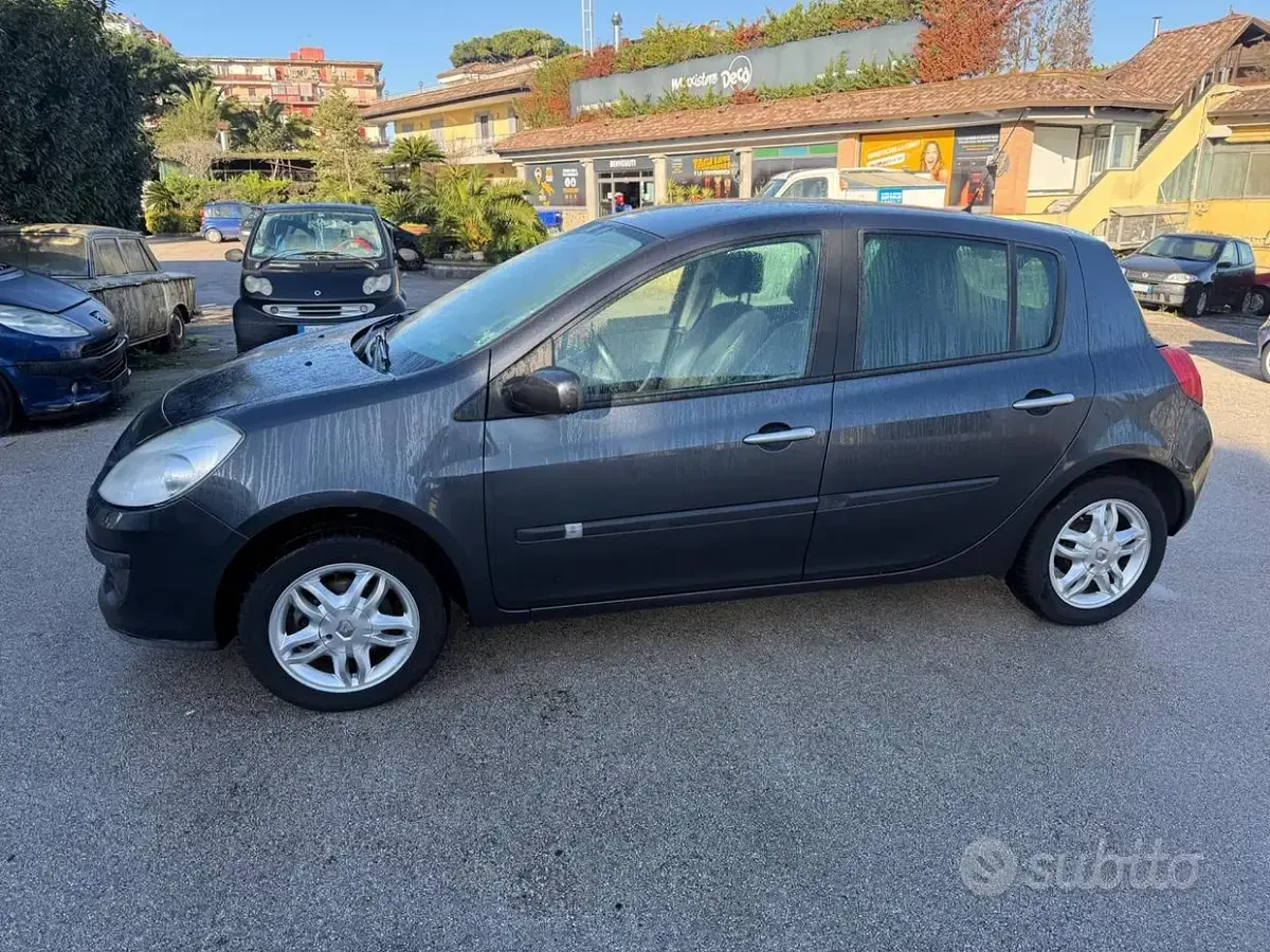 Usata Renault Clio II LE 75 CV (55 kW) 2008 Grigio Berlina