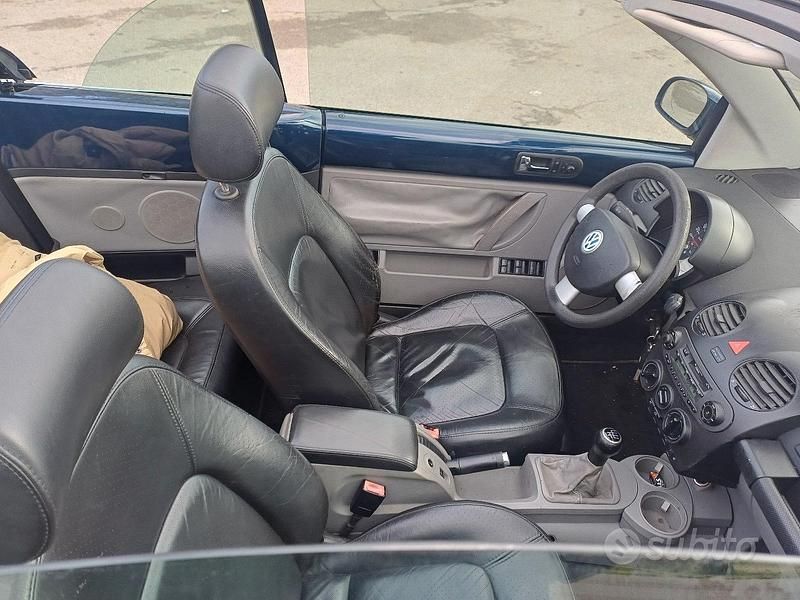 Usata VW New Beetle 115 CV (84 kW) 2004 Blu Utilitaria