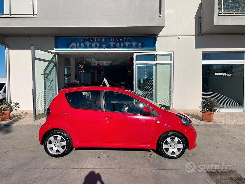 Rosso Usata 2009 Toyota Aygo Due volumi | 4500 € (Buon prezzo) - Immagine 1/4