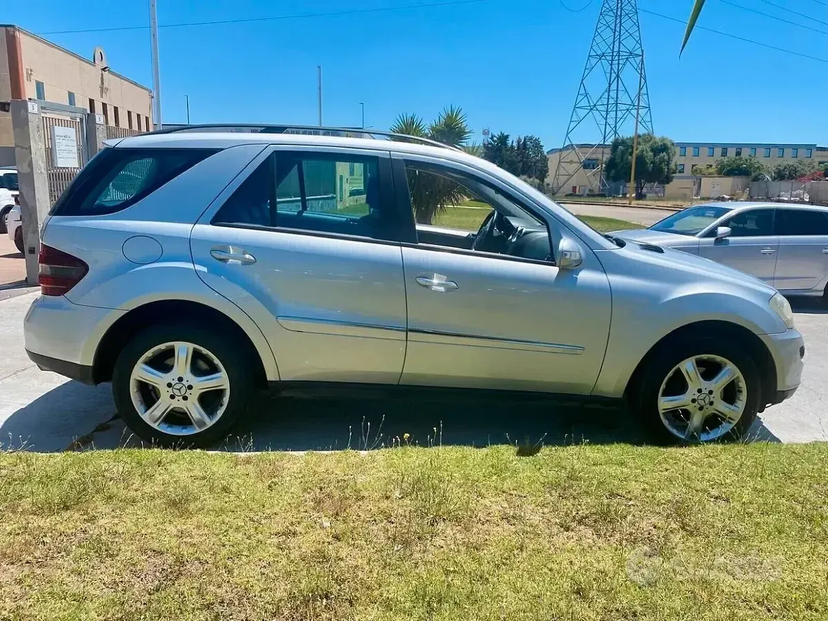 Usata Mercedes ML320 224 CV (164 kW) 2006 Grigio SUV