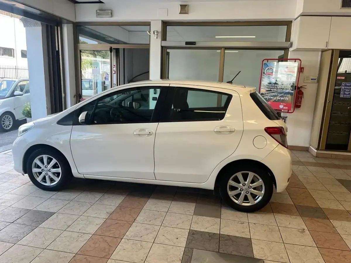 Usata Toyota Yaris Lounge 69 CV (50 kW) 2012 Bianco Utilitaria