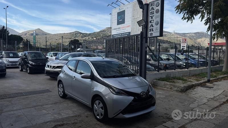 Grigio Usata 2015 Toyota Aygo X-clusiv Due volumi | 8500 € (Buon prezzo) - Immagine 1/4