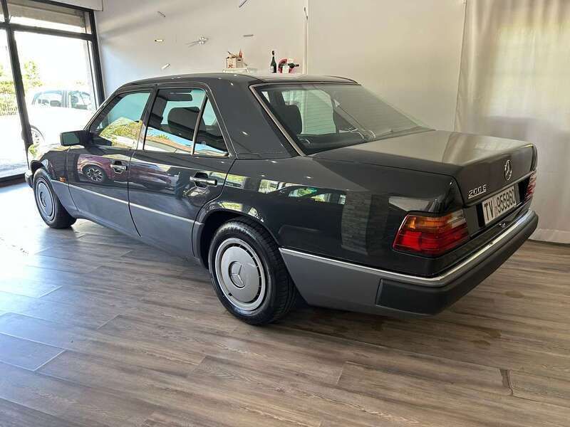 Usata Mercedes E200 122 CV (89 kW) 1992 Nero Berlina