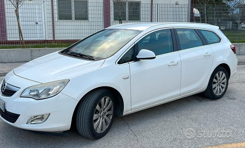 Usata Opel Astra 110 CV (80 kW) 2012 Bianco Station wagon