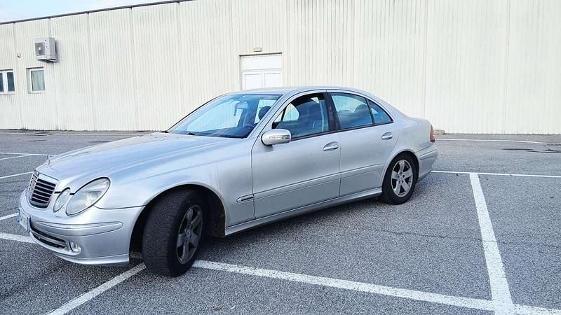Usata 2002 Mercedes E270 Avantgarde Tre volumi | 1700 € (Super prezzo) - Immagine 1/4