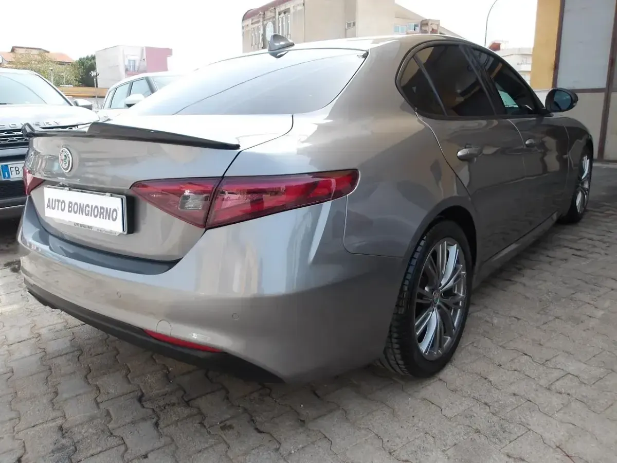 Usata Alfa Romeo Giulia Super 150 CV (110 kW) 2018 Marrone Berlina