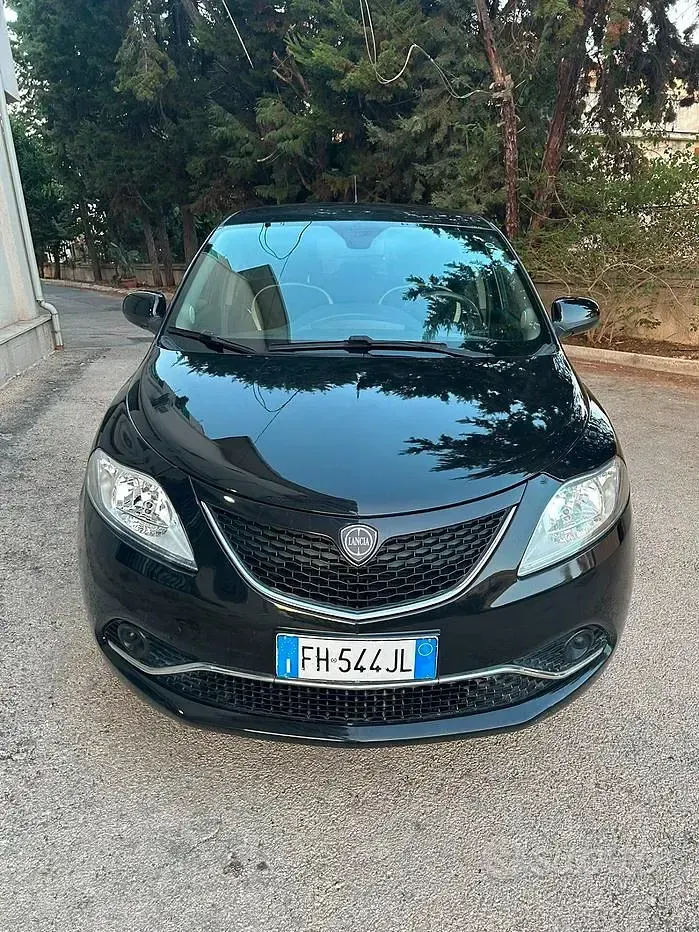 Usata Lancia Ypsilon Gold 69 CV (50 kW) 2017 Nero Utilitaria