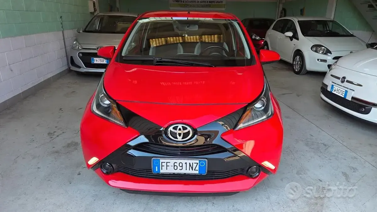 Begagnad Toyota Aygo 69 HK (50 kW) 2016 Röd Halvkombi