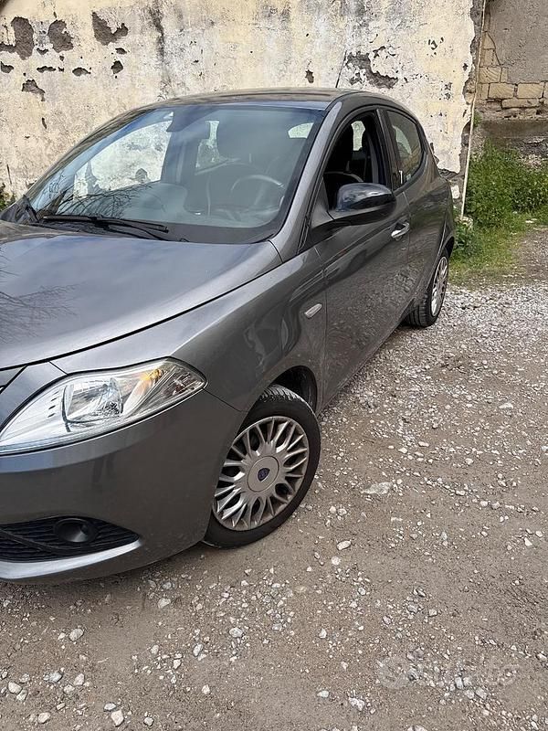 Usata Lancia Ypsilon 69 CV (50 kW) 2017 Grigio Utilitaria